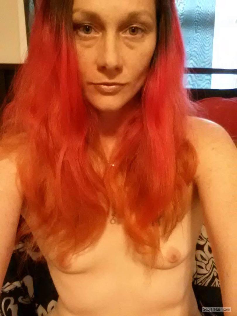 Mein Winziger Busen Topless Selbstporträt von Red Fire